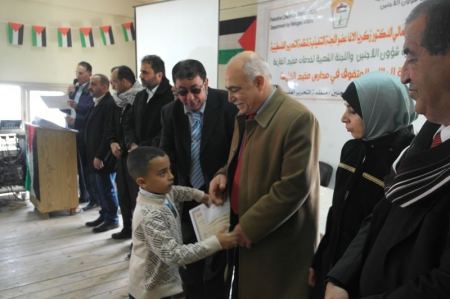 المحافظ يشارك في حفل تكريم الطلبة المتفوقين في مدارس مخيم الفارعة